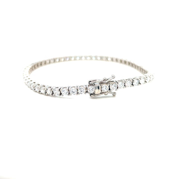 Diamond tennis bracelet with round stones and a box clasp in white gold