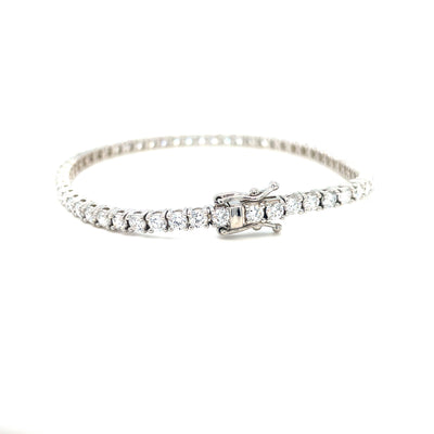 Diamond tennis bracelet with round stones and a box clasp in white gold
