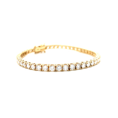 Diamond tennis bracelet in yellow gold with prong-set stones and slim clasp