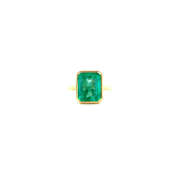 18k yellow gold emerald-cut green gemstone ring with bezel setting