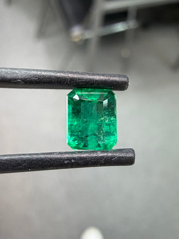 Emerald-cut green gemstone, rectangular 1.01 ct