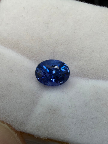 Oval blue sapphire gemstone, 1.40 ct, oval-cut