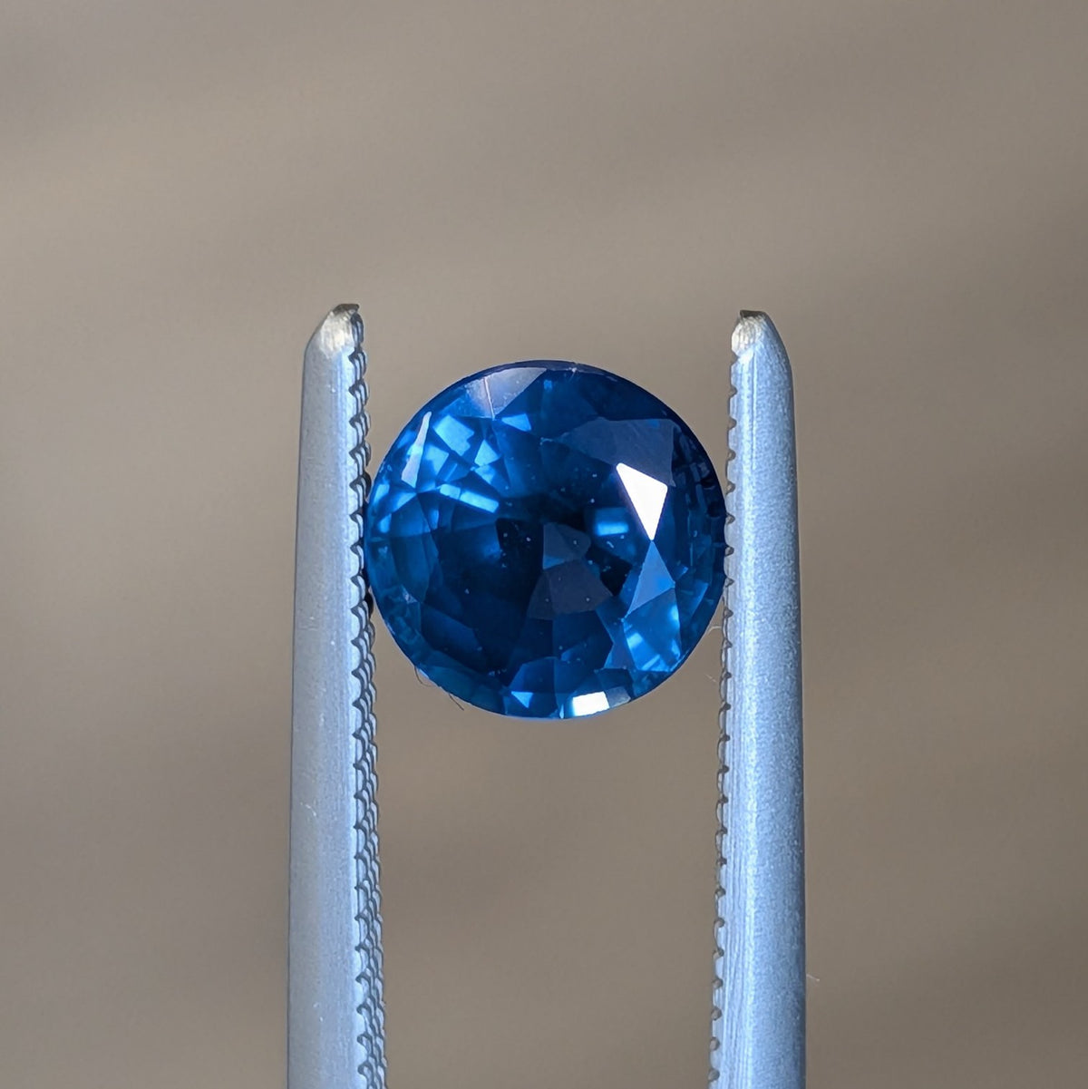 0.92ct round blue sapphire gemstone with prong setting