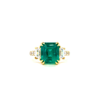 18k yellow gold ring with emerald center stone and diamond side accents